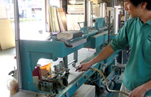  畳製作の機械をメンテナンス